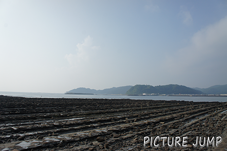 青島をとりまく珍しい波状岩“鬼の洗濯板”