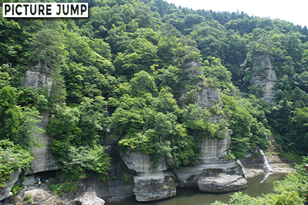 「川に迫った険しい断崖」を意する塔のへつりは大川ラインの一番の景勝地