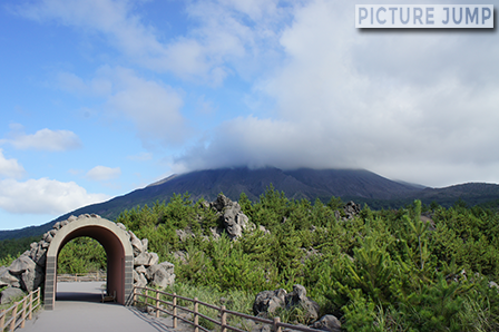 有村溶岩展望所 全長約1kmにも及ぶ大正溶岩原に作られた遊歩道