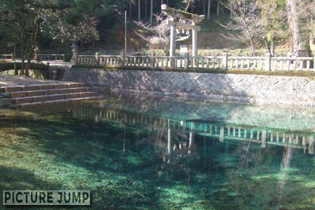 日本名水百選・別府弁天池。コバルトブルーに輝く不思議な湧水池