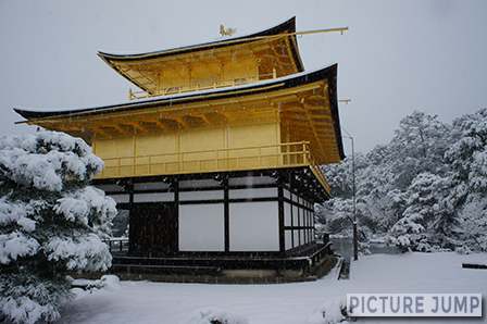 金閣寺の雪化粧は年に何回かしか見れない絶景