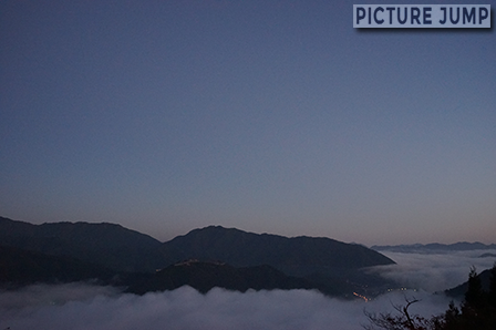 午前6時、雲海に包まれた天空の城・竹田城。立雲峡第一展望台