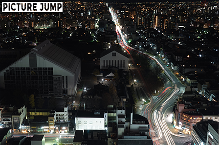 京都タワー 烏丸通と七条通を通行する車のライトを光の線として撮影すべく長時間露光撮影