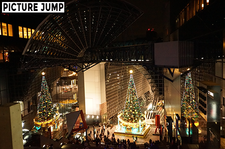 京都駅ビル 22m巨大クリスマスツリー 大階段の上にてツリーが3つ出現するポイントを発見