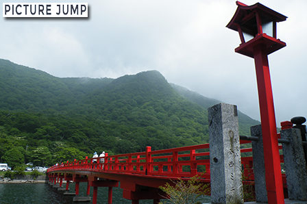 赤城神社 大沼に架かる赤い橋と黒檜山の緑のコントラスト